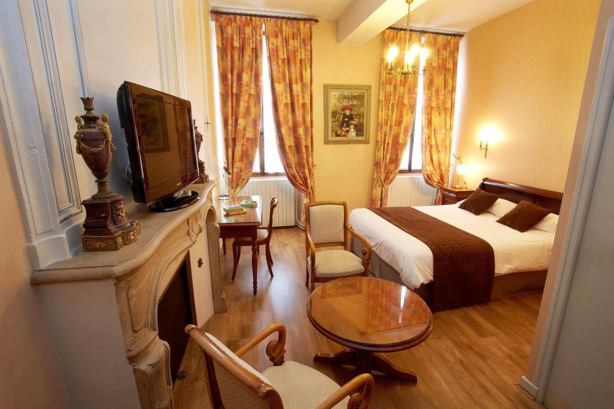 Logis Hotel - Le Relais Saint Vincent Ligny-le-Châtel Exteriör bild